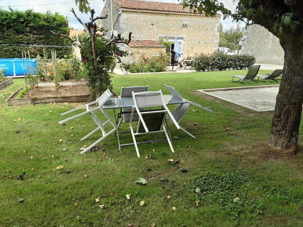 Gite " Les Tourterelles" Thaims Zewnętrze zdjęcie
